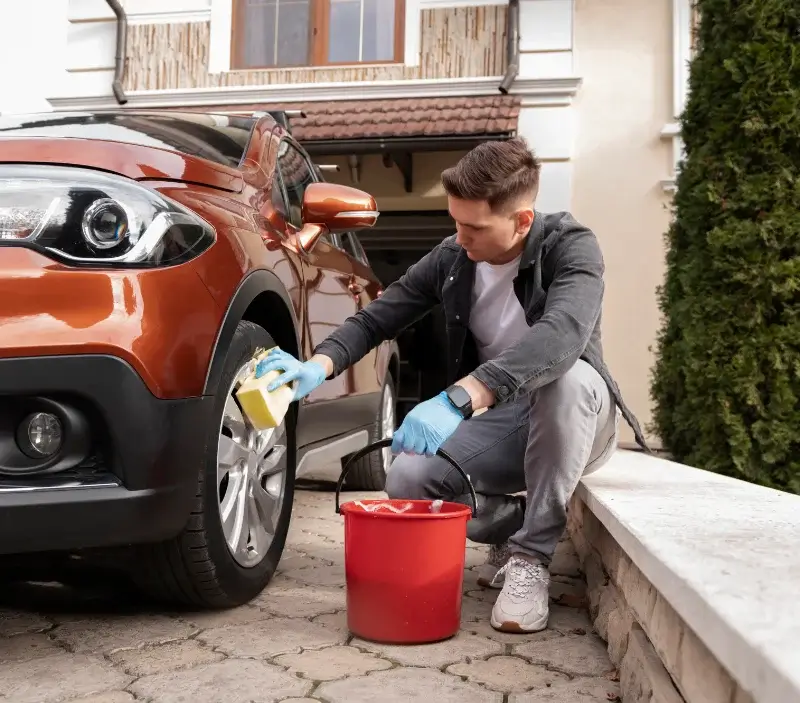 Lavage auto à domicile Le Merzer : professionnel intervenant sur un véhicule